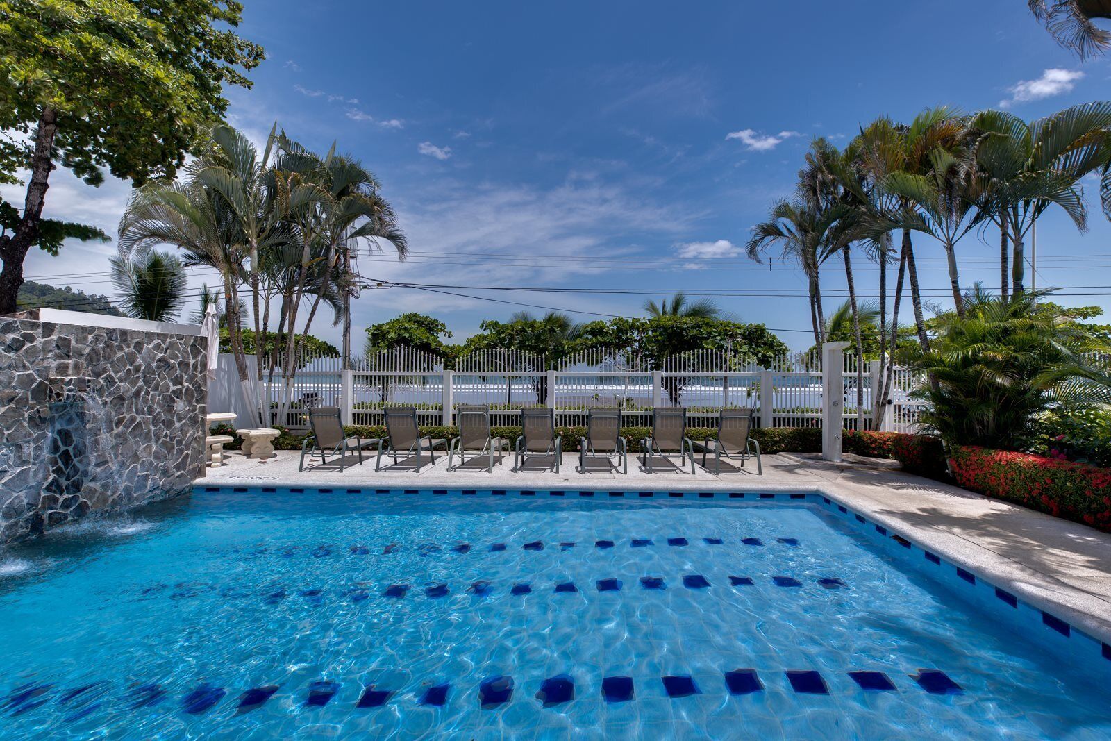 Una piscina al aire libre