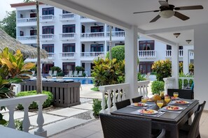 Balcony - Magnificent and Spacious Poolside 3BR Condo (Jacó)