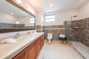 Lägenhet (Magnificent and Spacious Poolside 3BR) | Badrum