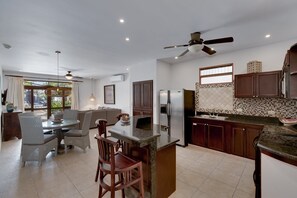 Appartement (Magnificent and Spacious Poolside 3BR) | Privékeuken | Een koelkast, een magnetron, een oven, een kookplaat