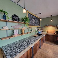 Refrigerador con freezer, microondas, placa de cocina, cafetera/tetera