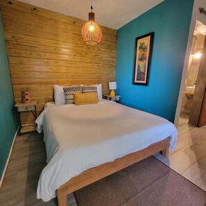 Private Queen Size with Bathroom | Seprai premium, busa memori, dan didekorasi berbeda-beda