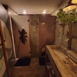 Shower, hydromassage showerhead, towels - Casa Coral - Hostel (Luquillo)