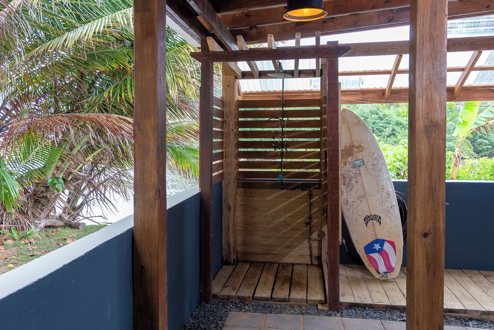 Una estructura de madera con una tabla de surf apoyada