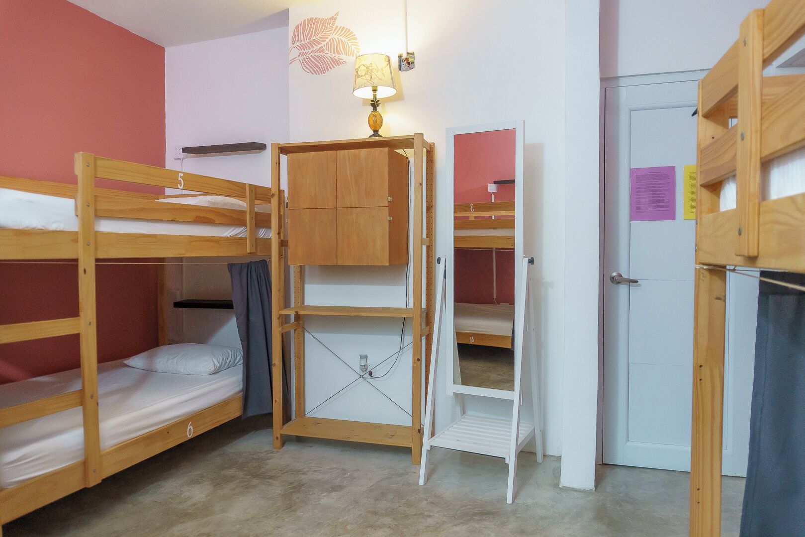 Habitación con literas, un escritorio y un armario.