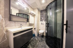 Habitación triple Elite | Baño | Secador de pelo, zapatillas, toallas y jabón