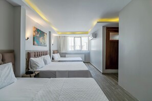 Chambre familiale | Literie de qualité, minibar, bureau, rideaux d’obscurcissement