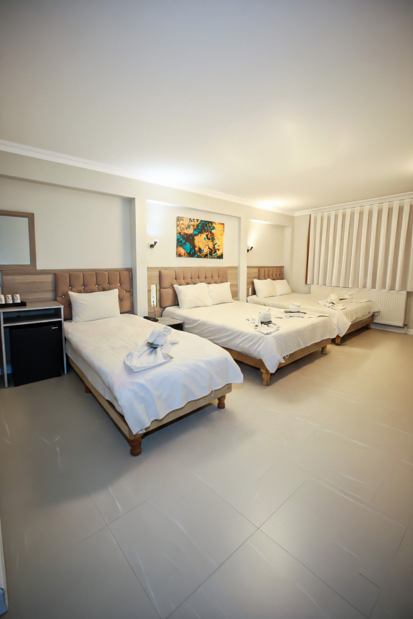 Familiekamer | Luxe beddengoed, een minibar, een bureau, verduisterende gordijnen