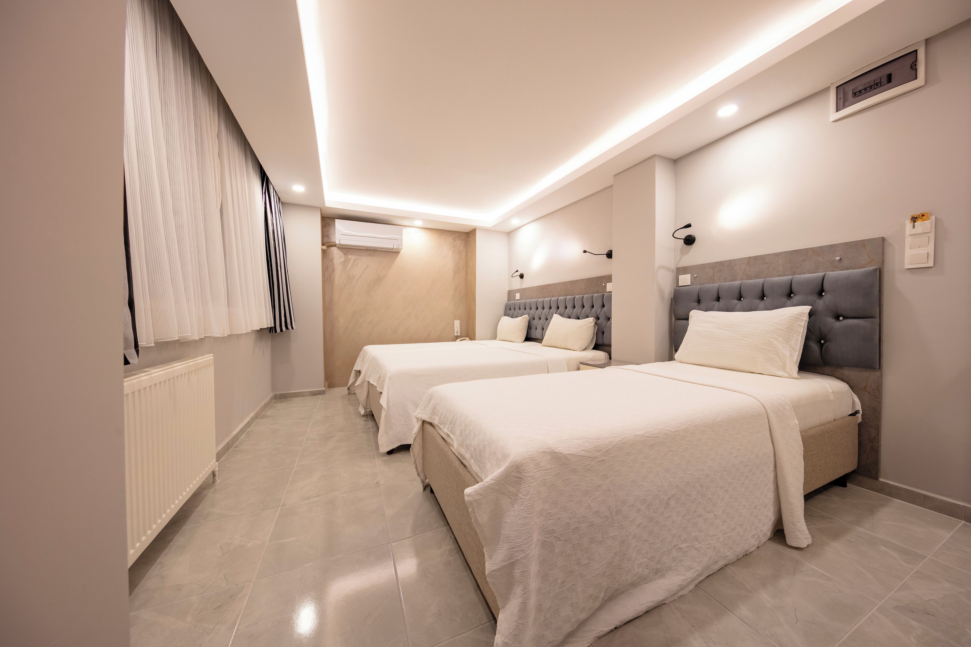 Eenvoudige driepersoonskamer | Luxe beddengoed, een minibar, een bureau, verduisterende gordijnen