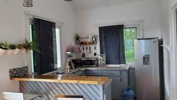 Rumah Keluarga | Dapur pribadi | Lemari es, microwave, mesin pembuat kopi/teh, dan blender