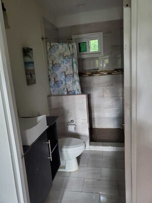 Familjehus | Badrum | Dusch, hårtork och handdukar