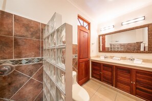 Apartment (2BR/2BA Unit in Exclusive Community) | Badezimmer | Haartrockner, Handtücher