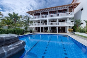 บ้ านพัก | สระว่ายน้ำ | สระว่ายน้ำกลางแจ้ง