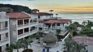A resort with multiple balconies, a pool area, and a view of the ocean. - Lpb-4e (Jacó)