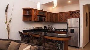 Mesin pembuat kopi/teh, lemari es, microwave, dan oven