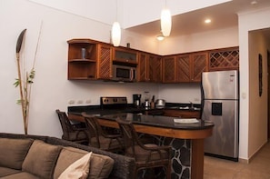 Een koelkast, een magnetron, een oven, een kookplaat