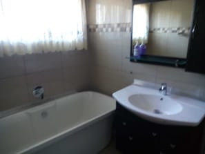 Baignoire et douche séparées, articles de toilette (gratuits)