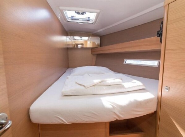 In-room safe, bed sheets - 45 Sailboat Veleros Colombia (Cartagena)