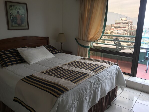 Minibar, caja fuerte, cortinas opacas y tabla de planchar con plancha