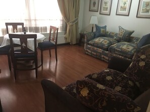 Apartamento | Minibar, caja fuerte, cortinas opacas y tabla de planchar con plancha