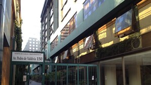 A building with a sign reading "EDIFICIO GRAN PROVIDENCIA Av. Pedro de Valdivia 150". - Apart Hotel Dos Providencia (Santiago)