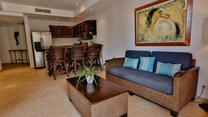 Condo (Terrific 2BR 1st Floor Unit is Sure t) | Living room - Terrific 2BR 1st Floor Unit is Sure to Please (Jacó)