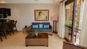 Condo (Terrific 2BR 1st Floor Unit is Sure t) | Living room - Terrific 2BR 1st Floor Unit is Sure to Please (Jacó)