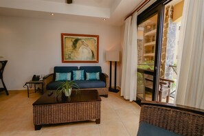 Huoneisto (Terrific 2BR 1st Floor Unit is Sure t) | Olohuone | Taulutelevisio