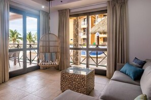 Condo (Newly Remodeled Ground Floor Sea Side) | Sala de estar | Televisión de pantalla plana 