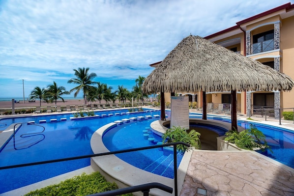 Condo (Oceanfront Penthouse / Upscale Roof T) | Piscine | Piscine extérieure