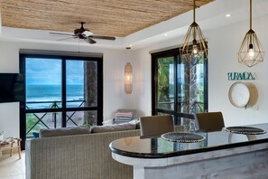 Living room - Oceanfront Penthouse / Upscale Roof Terrace (Jacó)
