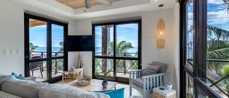 Leilighet (Oceanfront Penthouse / Upscale Roof T) | Oppholdsrom | Flatskjerm-TV