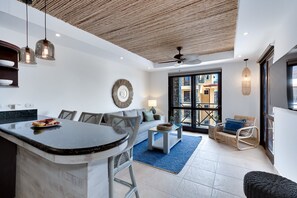 Condo (Amazing Seaside Penthouse with Roofto) | Living room | Flat-screen TV - Amazing Seaside Penthouse With Rooftop Terrace (Jacó)