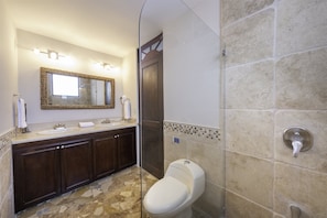 Condo (Amazing Seaside Penthouse with Roofto) | Bathroom
