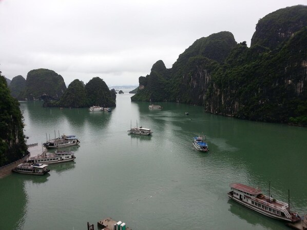 Lake - Dragon Hotel (Ha Long)