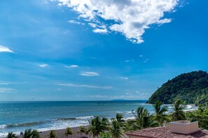På stranden, sort sand og strandbar