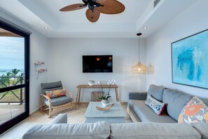 コンドミニアム (5th Flr Ocean View Penthouse with 2 L) | リビングルーム | 薄型テレビ