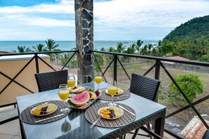 Condo (5th Flr Ocean View Penthouse with 2 L) | Balcón