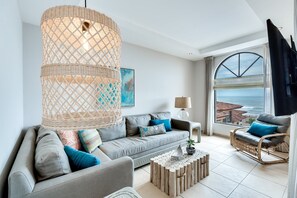 公寓客房 (Perfect Oceanfront Retreat for Your F) | 客廳 | 平面電視