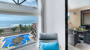 A balcony with a view of the ocean and a pool. - Perfect Oceanfront Retreat for Your Family (Jacó)