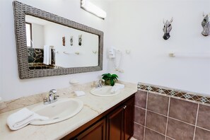 Condo (BE 1A Absolute 2BR Oceanfront Luxury ) | Bathroom