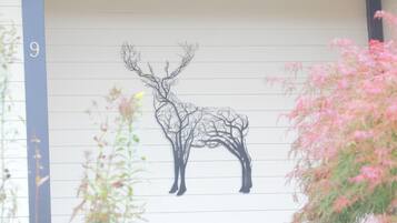 Una pared con la silueta negra de un árbol.