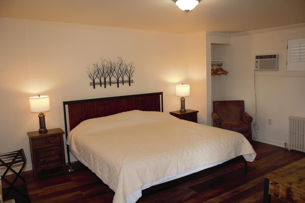 standard room, 1 king bed, non smoking, mountain view | 1 bedroom, individually decorated, individually furnished