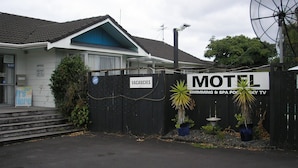 Front of property - Lincoln Court Motel (Auckland)