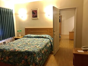 Rom – standard | Minibar, skrivebord og sengetøy