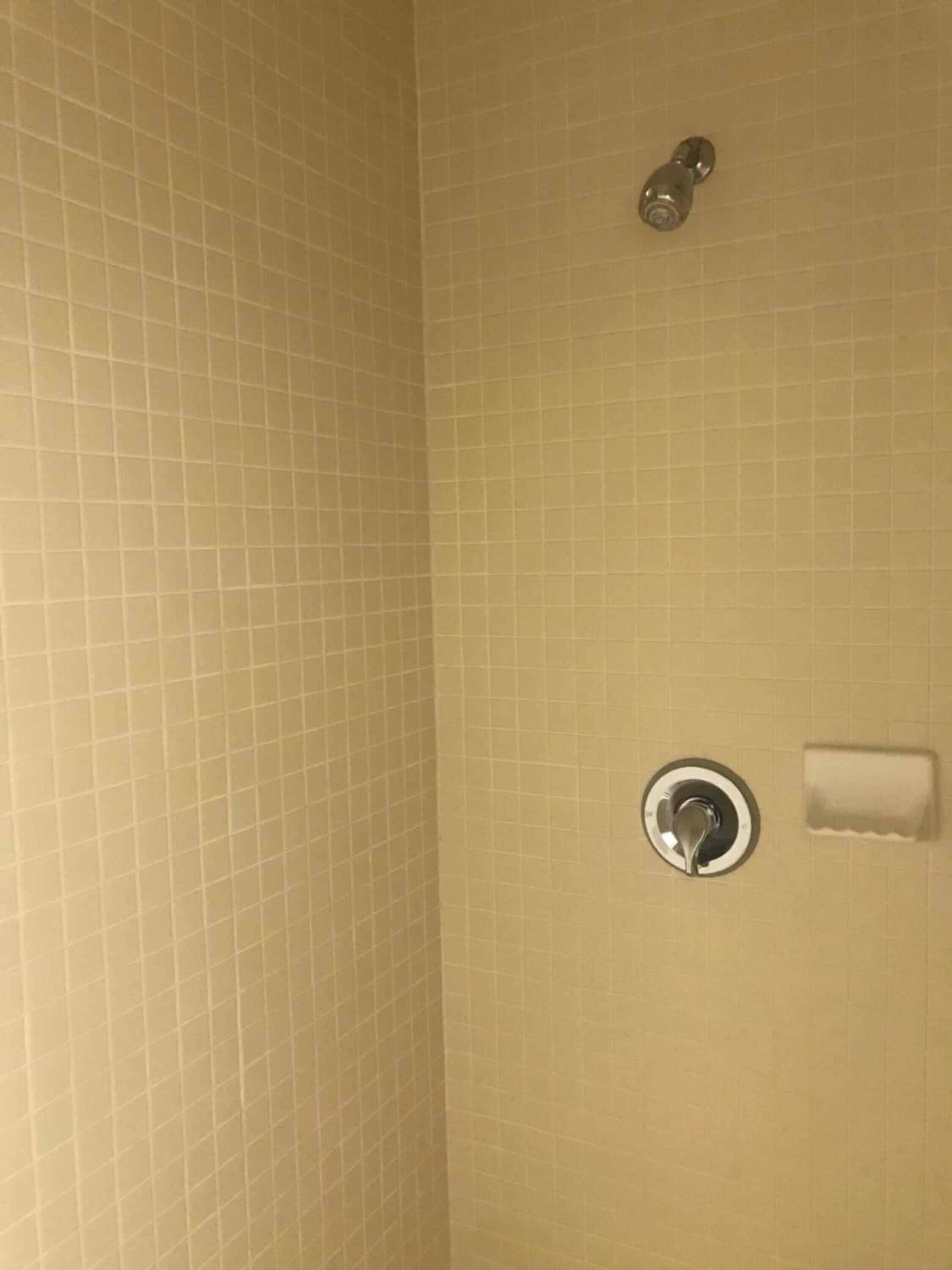 Combined shower/bathtub, towels