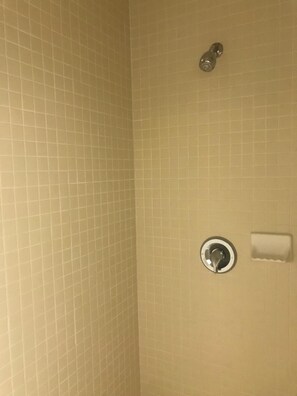 Combined shower/bathtub, towels - Sunrise Inn Turlock (Turlock)