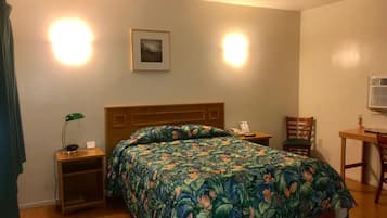 Minibar, escritorio y ropa de cama