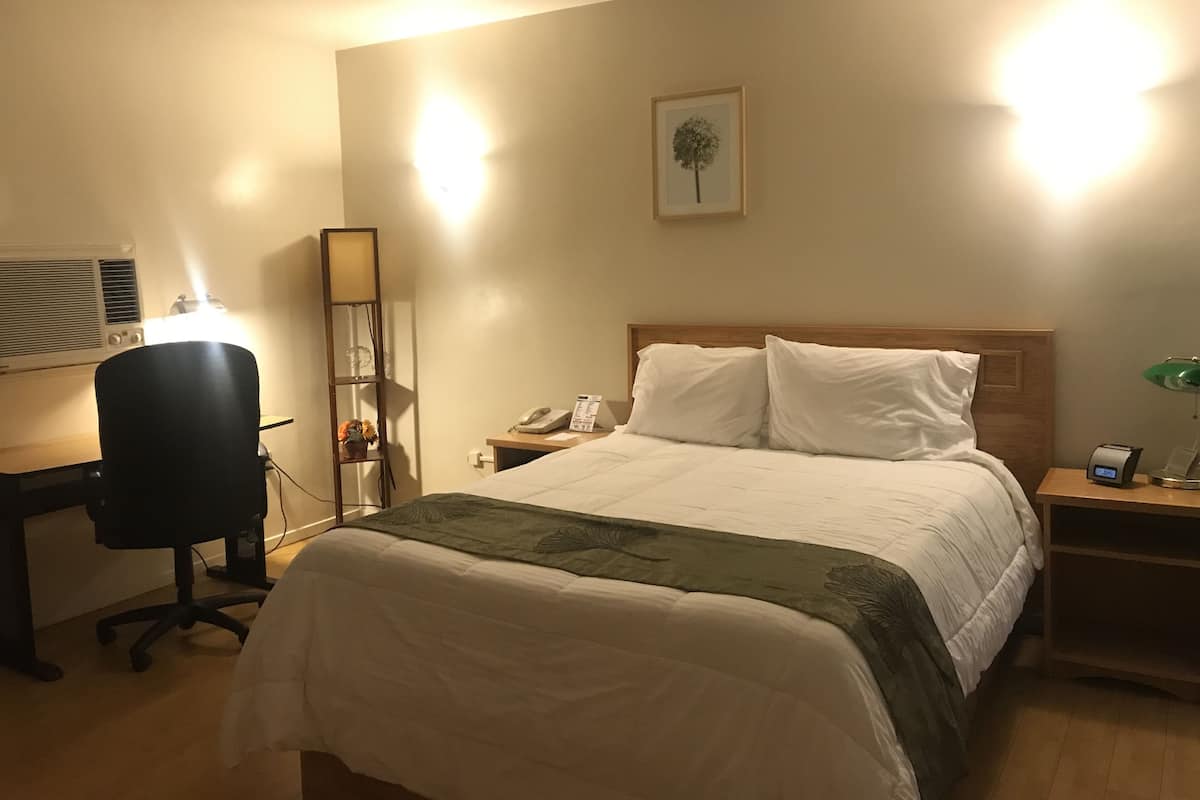 Deluxe Room | Minibar, desk, bed sheets