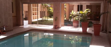 Una piscina cubierta